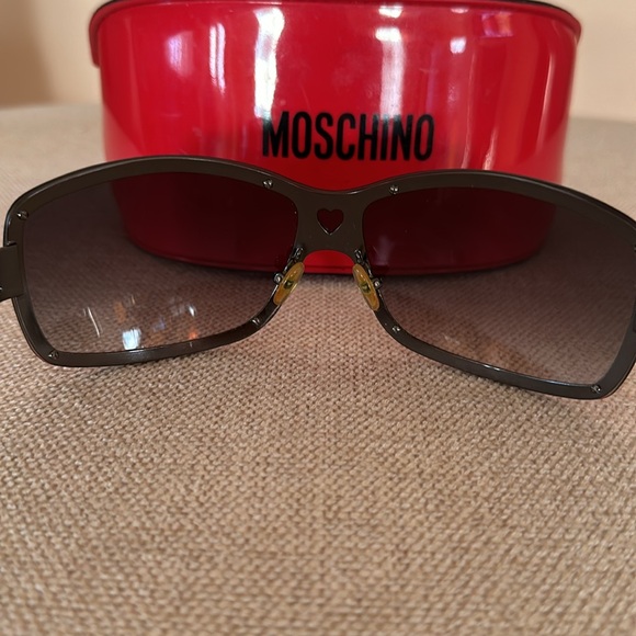 Authentic Moschino pearl trim black sunglasses. Gently used. - Picture 5 of 7